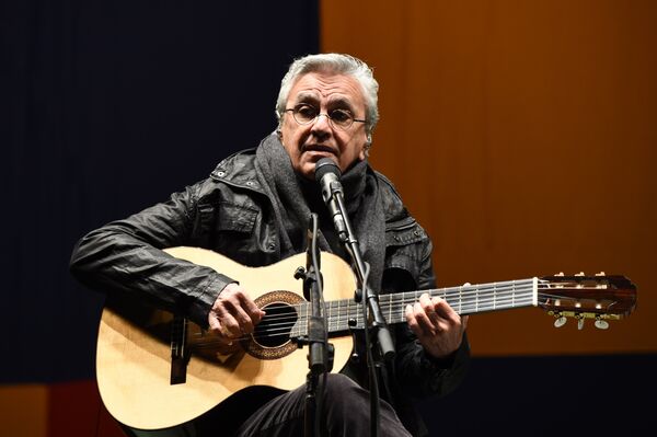 Justiça determina que Caetano Veloso deve receber R$ 2,9 milhões de Olavo de Carvalho - Sputnik Brasil