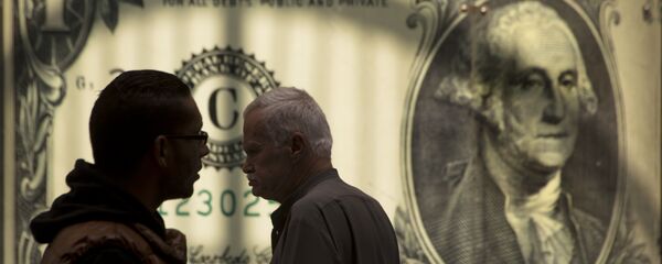 Egípcios passam por um pôster mostrando o dólar americano fora de uma casa de câmbio no Cairo, Egito, 3 de novembro de 2016 Egípcios passam por um pôster mostrando o dólar americano fora de uma casa de câmbio no Cairo, Egito, 3 de novembro de 2016 - Sputnik Brasil