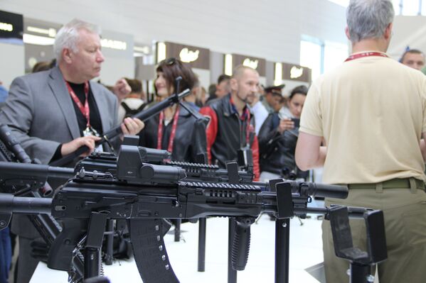 Visitantes testam fuzis do consórcio Kalashnikov durante o fórum militar EXÉRCITO 2018 - Sputnik Brasil