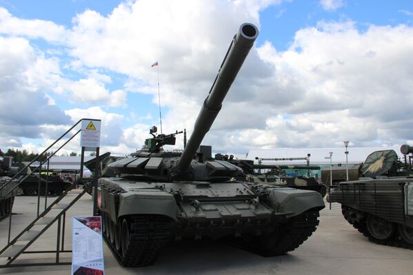 Tanque T-72B é mostrado durante o fórum militar EXÉRCITO 2018 - Sputnik Brasil