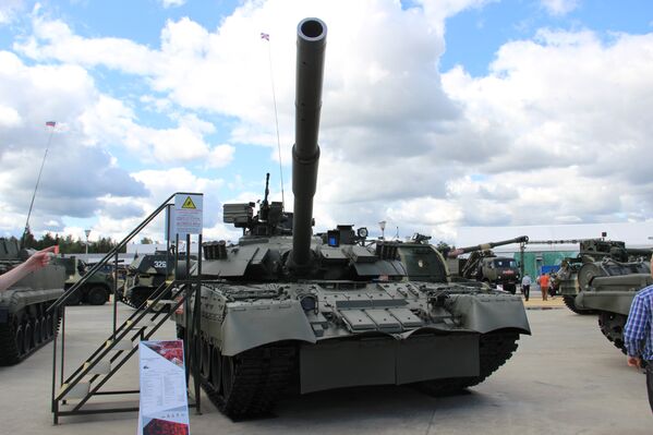 Tanque T-80U-E1 é mostrado durante o fórum militar EXÉRCITO 2018 - Sputnik Brasil
