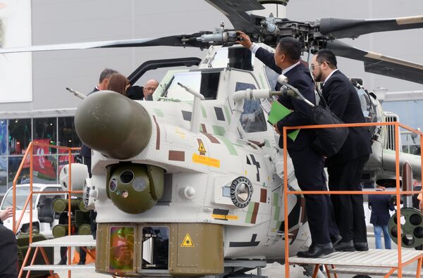 Visitantes observam o helicóptero de ataque Mi-28NE Caçador Noturno  - Sputnik Brasil