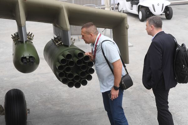 Visitantes observam o helicóptero de ataque Mi-28NE Caçador Noturno  - Sputnik Brasil