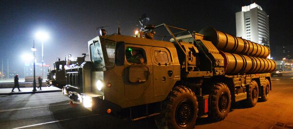 Sistema de mísseis de defesa aérea S-400 no ensaio da parada do dia da vitória em Vladivostok - Sputnik Brasil