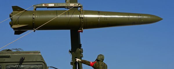 Soldado russo frente ao míssil Iskander-M de curto alcance durante um exercício envolvendo unidades de mísseis e artilharia - Sputnik Brasil