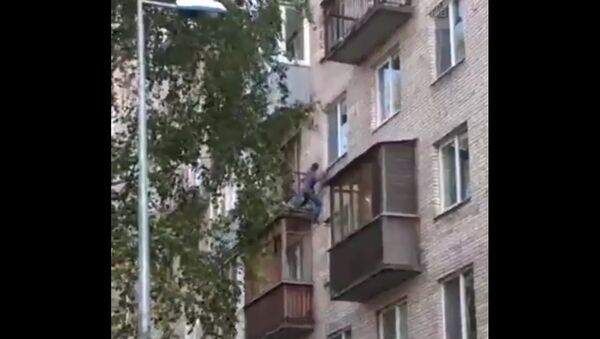 Bêbado metido a Homem-Aranha escala prédio em São Petersburgo - Sputnik Brasil
