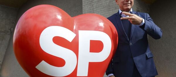 João Doria posa ao lado da logomarca da Prefeitura de São Paulo - Sputnik Brasil