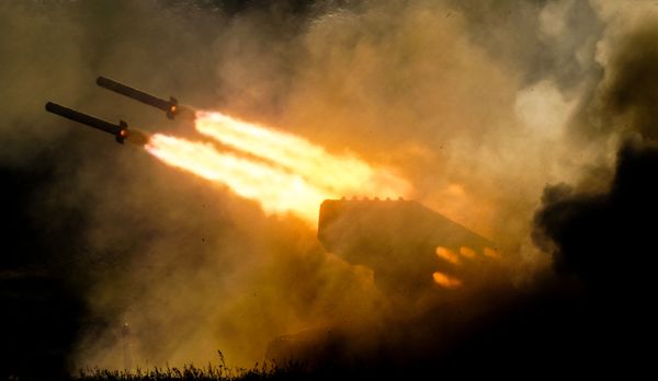 Tropas russas recebem novos sistemas de lança-chamas pesados TOS-2 - Sputnik Brasil