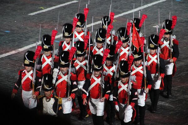 Corpo de Granadeiros Velhos de Genebra participa da abertura do festival Spasskaya Bashnya na Praça Vermelha, em 24 de agosto de 2018 - Sputnik Brasil