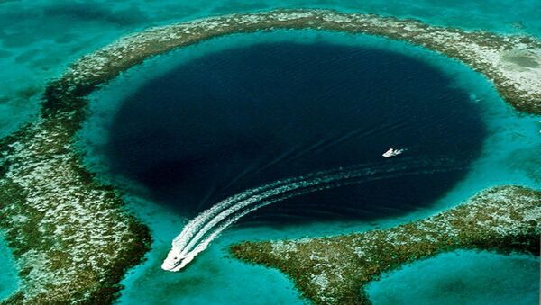 Com mais de 300 metros de largura e atingindo 124 metros de profundidade, o Grande Buraco Azul é considerado o maior buraco azul do mundo. Encontra-se na proximidade da ilha de Cayo Ambergris, no Belize - Sputnik Brasil