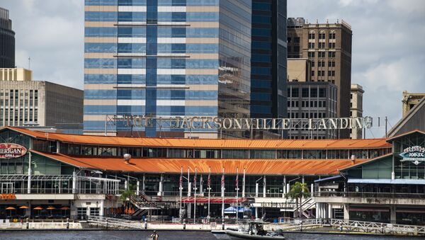 The coast guard patrols the St John's river outside of the Jacksonville Landing in Jacksonville, Fla., Sunday, Aug. 26, 2018. Florida authorities are reporting multiple fatalities after a mass shooting at the riverfront mall in Jacksonville that was hosting a video game tournament - Sputnik Brasil