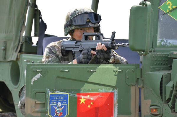 Atirador especial chinês prepara-se para atingir um alvo inimigo virtual no decurso dos treinamentos militares da OCX - Sputnik Brasil