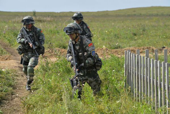 Militares da China praticam eliminação de ameaças terroristas durante as manobras internacionais - Sputnik Brasil