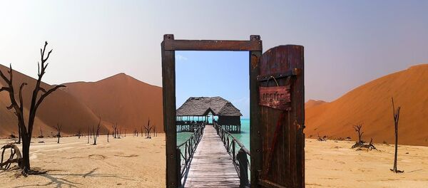 Porta levando para uma praia - Sputnik Brasil
