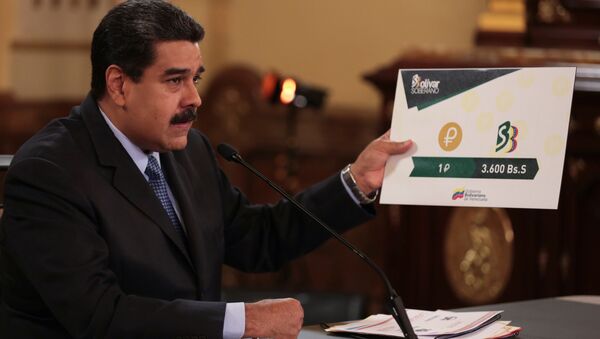 Presidente da Venezuela, Nicolás Maduro, segurando uma placa mostrando o valor de uma Petro em comparação com a nova moeda venezuelana, durante reunião com os ministros no Palácio de Miraflores em Caracas, Venezuela, em 17 de agosto de 2018 - Sputnik Brasil