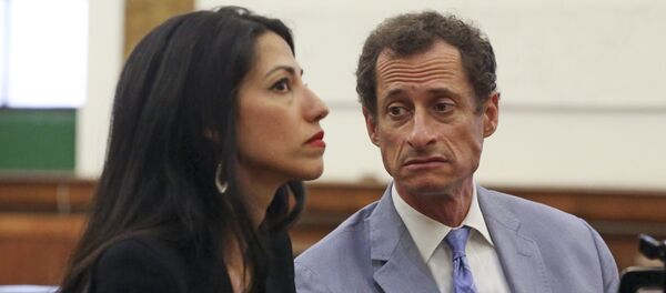 Anthony Weiner, à direita, e Huma Abedin aparecem em tribunal. - Sputnik Brasil