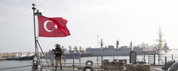 Navio turco durante exercícios conjuntos da Turquia e da OTAN no mar Negro - Sputnik Brasil