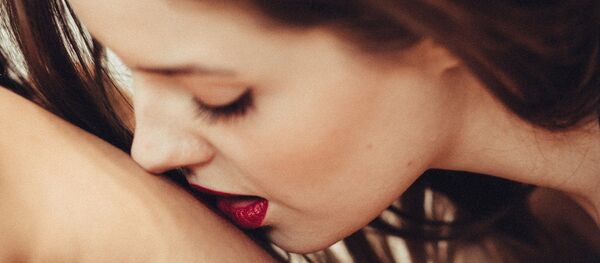 Mulher beijando homem - Sputnik Brasil