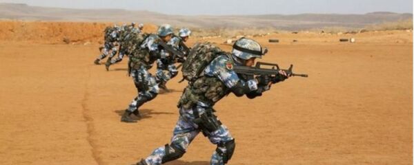 Tropas chinesas fora da nova base em Djibuti - Sputnik Brasil