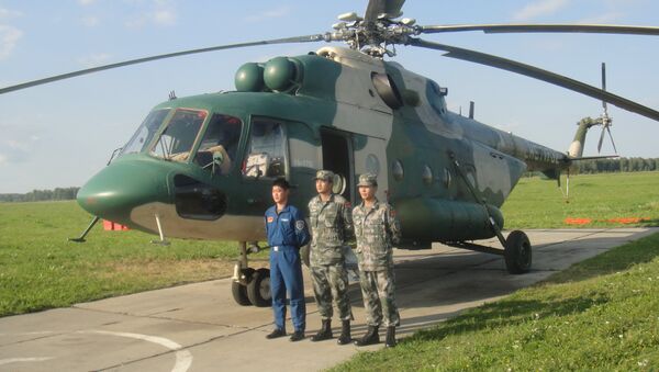 Tripulação do helicóptero chinês Mi-171 na base aérea russa de Shagol durante as manobras Mirnaya Missiya 2018 - Sputnik Brasil
