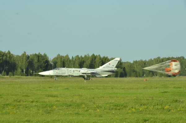 Bombardeiro russo Su-24M na base aérea russa de Shagol durante as manobras Mirnaya Missiya 2018 - Sputnik Brasil