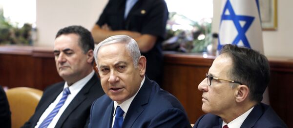 Primeiro-ministro israelense Benjamin Netanyahu e ministro da Inteligência Yisrael Katz conversam durante reunião semanal de gabinete em seu escritório em Jerusalém, em 15 de julho de 2018 - Sputnik Brasil