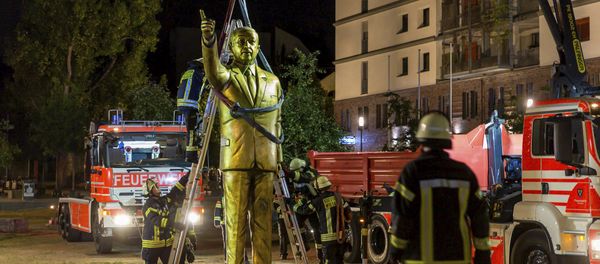 Estatua de Erdogan sendo removida em Wiesbaden, na Alemanha. - Sputnik Brasil