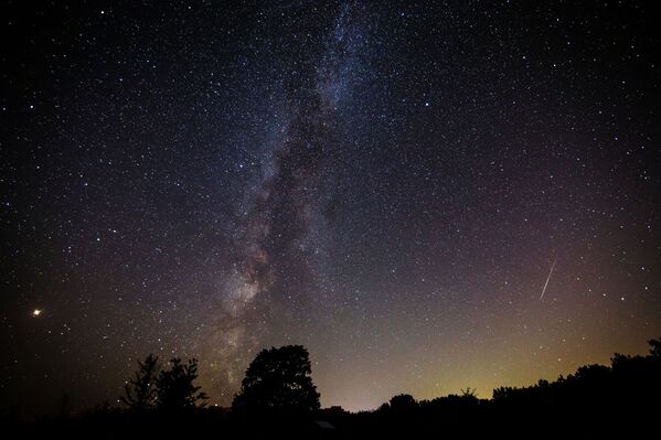 Céu da região russa de Krasnodar durante chuva de meteoros Perseidas - Sputnik Brasil