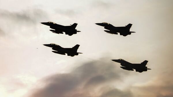 Caças F16 turcos e poloneses realizam voos de demonstração durante a cúpula da OTAN em Varsóvia - Sputnik Brasil