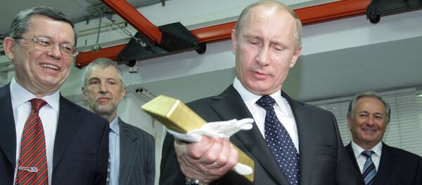 Presidente russo Vladimir Putin segurando uma barra de ouro enquanto visitava o Depositário Central do Banco da Rússia, em 24 de janeiro de 2011 - Sputnik Brasil