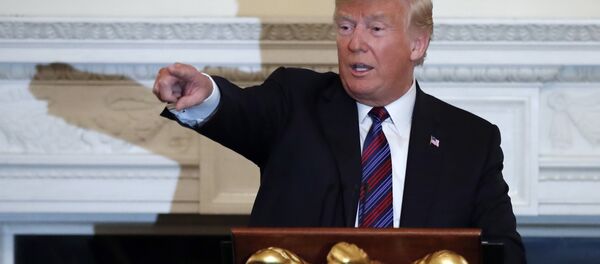 O presidente Donald Trump fala durante um jantar para líderes evangélicos na Sala de Jantar do Estado da Casa Branca. O presidente Donald Trump fala durante um jantar para líderes evangélicos na Sala de Jantar do Estado da Casa Branca. - Sputnik Brasil