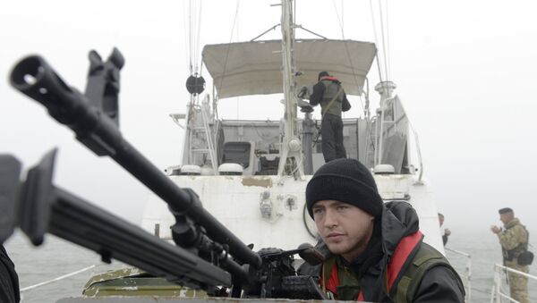 Guardas costeiros ucranianos patrulham a costa do mar de Azov perto de Mariupol, em 16 de outubro de 2014 - Sputnik Brasil