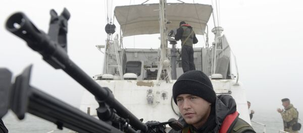 Guardas costeiros ucranianos patrulham a costa do mar de Azov perto de Mariupol, em 16 de outubro de 2014 - Sputnik Brasil
