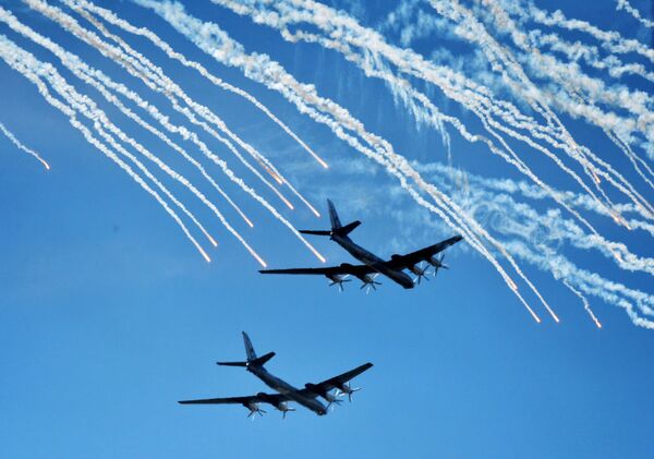 Bombardeiros estratégicos Tu-95 da Força Aérea russa ensaiam a parada militar dedicada aos 70 anos da vitória na Segunda Guerra Mundial - Sputnik Brasil