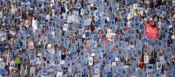 No Dia da Vitória na Segunda Guerra Mundial, a ação Regimento Imortal abrangeu toda a Rússia. Os participantes marcham com fotografias dos seus parentes que combateram contra o fascismo e o nazismo, contribuindo para a vitória, há 70 anos. No Dia da Vitória na Segunda Guerra Mundial, a ação Regimento Imortal abrangeu toda a Rússia. Os participantes marcham com fotografias dos seus parentes que combateram contra o fascismo e o nazismo, contribuindo para a vitória, há 70 anos. - Sputnik Brasil