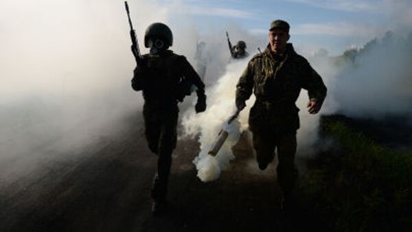 Militares russos de destacamentos de Operações Especiais das Forças Internas russas durante exercícios-testes para obtenção do direito de vestir boina marrom, na região de Novossibirsk. - Sputnik Brasil
