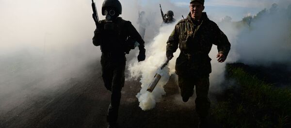 Militares russos de destacamentos de Operações Especiais das Forças Internas russas durante exercícios-testes para obtenção do direito de vestir boina marrom, na região de Novossibirsk. - Sputnik Brasil