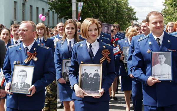 Promotora da Crimeia, Natalia Poklonskaya (centro) participou da ação Regimento Imortal, dedicado à memória dos combatentes da Segunda Guerra Mundial no dia dos 70 anos da vitória. - Sputnik Brasil