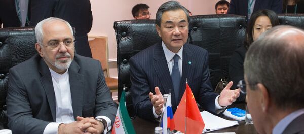 Sergei Lavrov e seus colegas Wang Yi (China) e Mohammad Javad Zarif (Irã) durante a conferência dos chanceleres dos Estados-membros da Organização de Cooperação de Xangai. - Sputnik Brasil