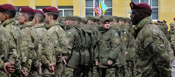 Soldados ucranianos junto com militares americanos durante exercícios perto de Lvov - Sputnik Brasil