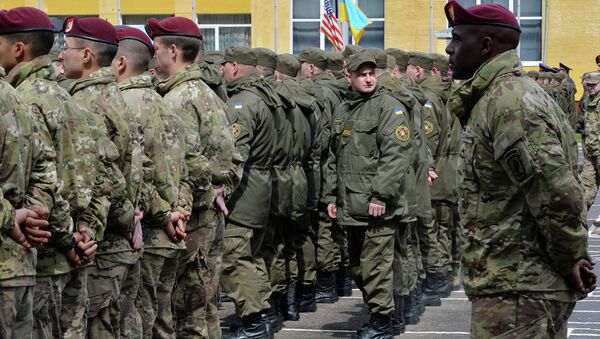 Soldados ucranianos junto com militares americanos durante exercícios perto de Lvov - Sputnik Brasil