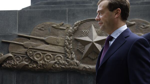 O então presidente russo, Dmitry Medvedev, durante cerimônia no memorial de Dalian, na China, que homenageia soldados soviéticos que morreram durante a ocupação japonesa do Norte da China. - Sputnik Brasil