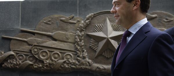 O então presidente russo, Dmitry Medvedev, durante cerimônia no memorial de Dalian, na China, que homenageia soldados soviéticos que morreram durante a ocupação japonesa do Norte da China. - Sputnik Brasil