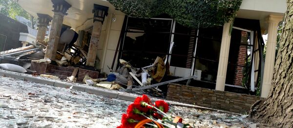 Flores junto ao restaurante Separ, em Donetsk, onde ocorreu a explosão que matou o líder da República Popular de Donetsk, Aleksandr Zakharchenko - Sputnik Brasil