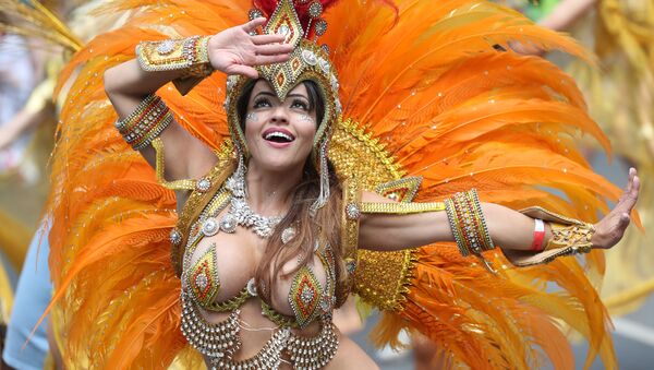 Moça fantasiada participa do carnaval em Notting Hill, maior demonstração cultural nas ruas europeias, em Londres - Sputnik Brasil