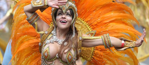Moça fantasiada participa do carnaval em Notting Hill, maior demonstração cultural nas ruas europeias, em Londres - Sputnik Brasil