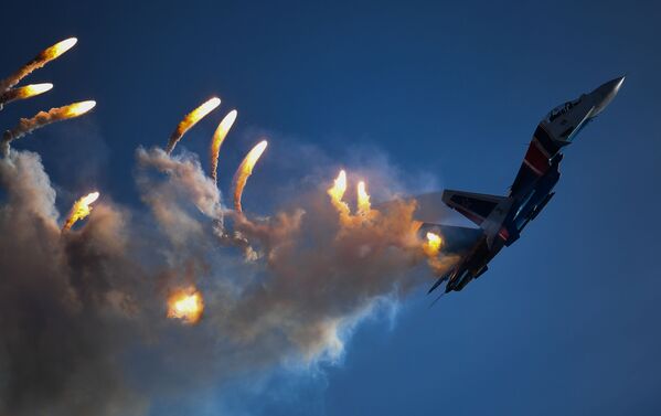 Caça multifuncional Su-30SM da esquadrilha de acrobacia aérea Russkie Vityazi durante a cerimônia de encerramento do fórum militar EXÉRCITO 2018 - Sputnik Brasil