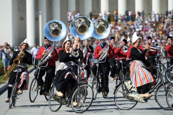 Orquestra Crescendo, da Holanda, participa do desfile dos participantes do festival de música Spasskaya Bashnya, em Moscou - Sputnik Brasil