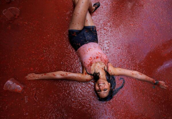 Participante do festival anual de Tomatina em Buñol, na Espanha - Sputnik Brasil