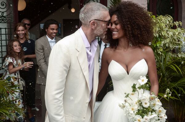 Ator francês Vincent Cassel e a modelo francesa Tina Kunakey são vistos durante a cerimônia de seu casamento em Bidart, na França - Sputnik Brasil